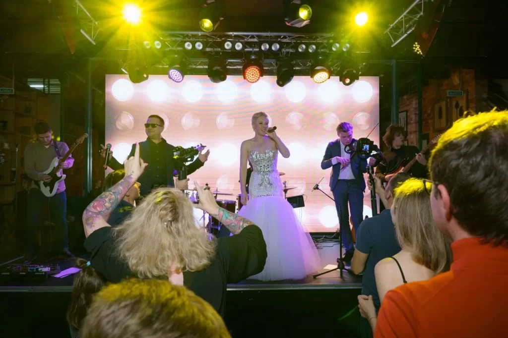 Невеста поет и танцует на свадьбе с кавер-группой Astalavista